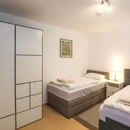 Zentrale Lage Naehe Duesseldorf Airport, Messe Apartment
